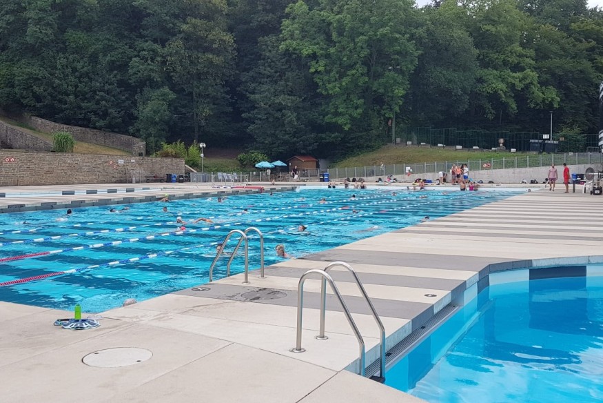 La piscine de Charleroi les Bains accueille les nageurs sportifs avant son ouverture officielle.